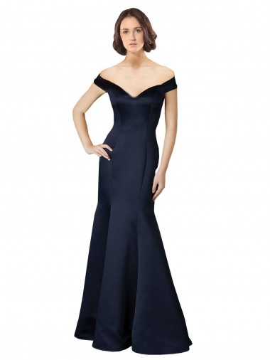 Bleu marine foncé Sirène Épaule Dénudée Col V Satiné Longue Robes demoiselle d'honneur / Robes de bal en Gros
